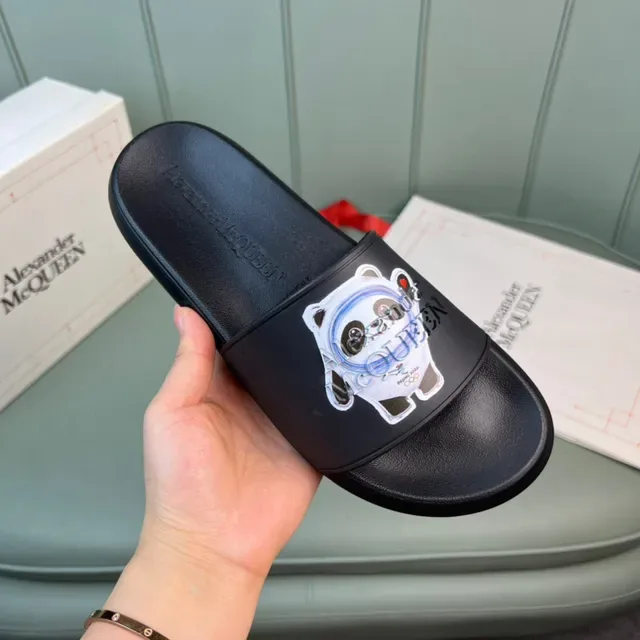 Alexander McQueen 熊猫图案黑色拖鞋 4