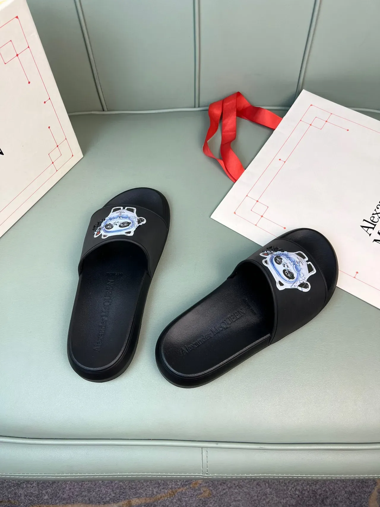 Alexander McQueen 熊猫图案黑色拖鞋 6