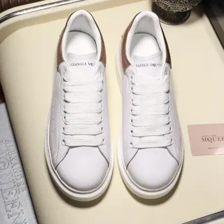Alexander McQueen सफेद भूरा लो-टॉप चमड़ा ऊपरी भाग जीवनशैली स्नीकर