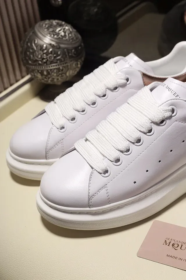 Alexander McQueen सफेद भूरा लो-टॉप चमड़ा ऊपरी भाग जीवनशैली स्नीकर 4