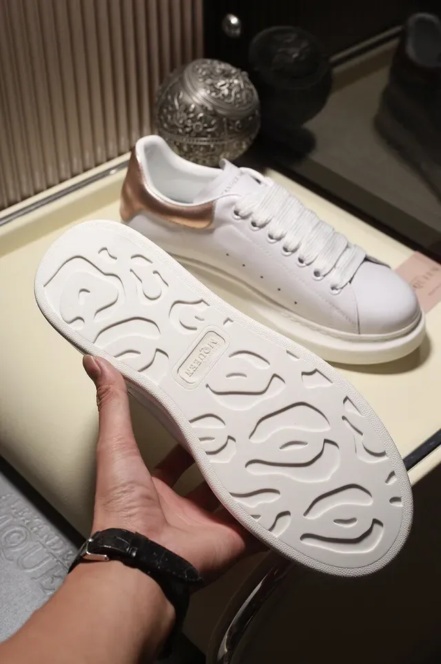 Alexander McQueen सफेद भूरा लो-टॉप चमड़ा ऊपरी भाग जीवनशैली स्नीकर 5