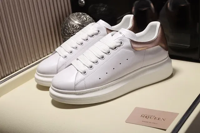 Alexander McQueen सफेद भूरा लो-टॉप चमड़ा ऊपरी भाग जीवनशैली स्नीकर 7