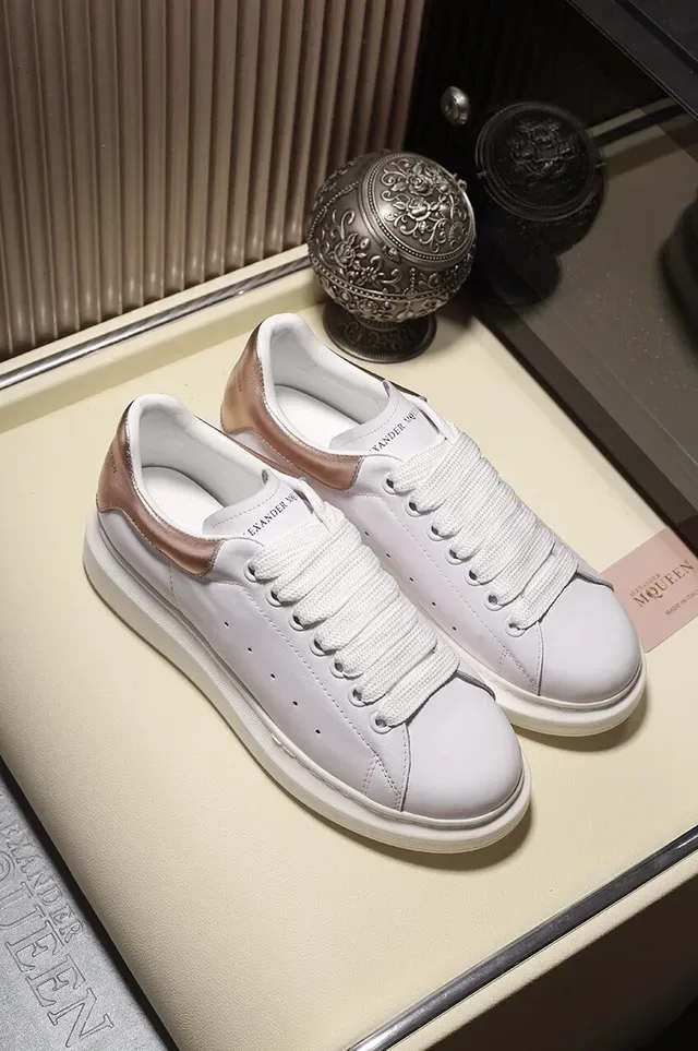 Alexander McQueen सफेद भूरा लो-टॉप चमड़ा ऊपरी भाग जीवनशैली स्नीकर 9