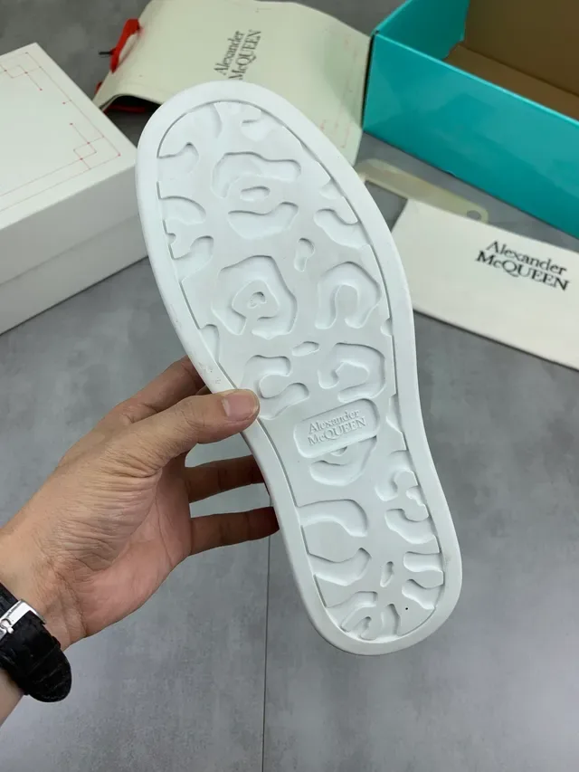 Alexander McQueen सफेद लाल Oversized Silhouette Textured Rubber Sole Lifestyle Sneakers 2