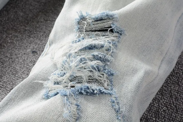 Amiri Calças Jeans Azuis e Brancas Desgastadas com Estampa Gráfica 2