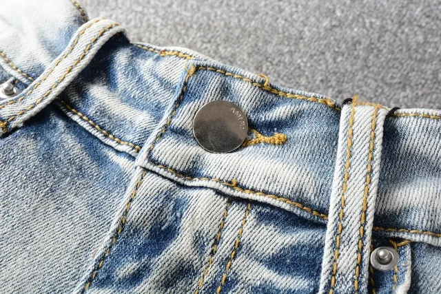 Amiri Calças Jeans Azuis e Brancas Desgastadas com Estampa Gráfica 3