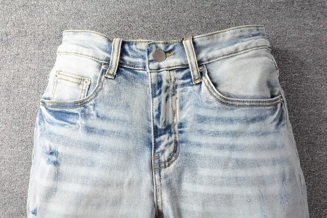 Amiri Calças Jeans Azuis e Brancas Desgastadas com Estampa Gráfica 4