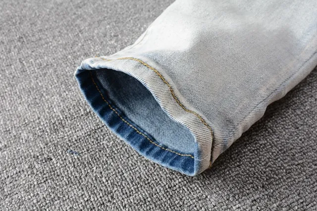 Amiri Calças Jeans Azuis e Brancas Desgastadas com Estampa Gráfica 7