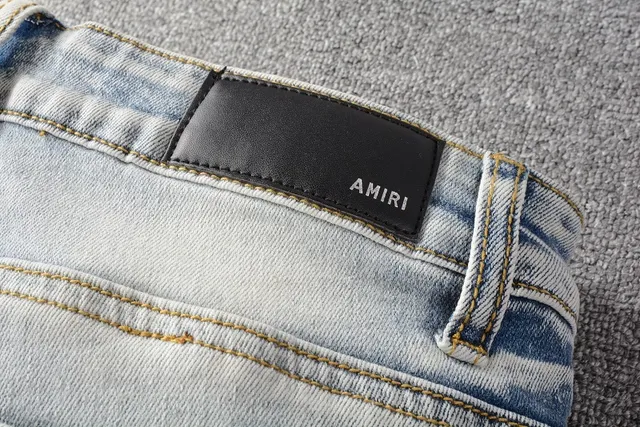 Amiri Calças Jeans Azuis e Brancas Desgastadas com Estampa Gráfica 8