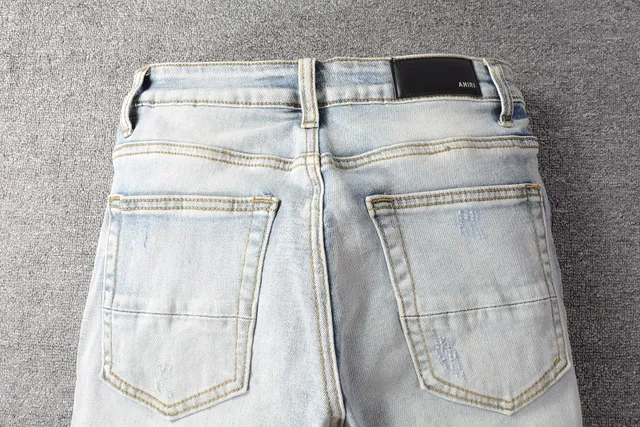 Amiri Calças Jeans Azuis e Brancas Desgastadas com Estampa Gráfica 10