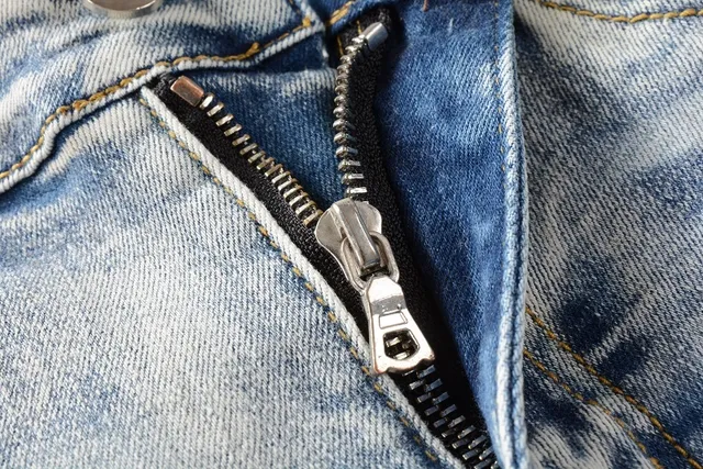 Amiri Calças Jeans Azuis e Brancas Desgastadas com Estampa Gráfica 14