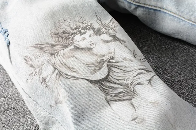 Amiri Calças Jeans Azuis e Brancas Desgastadas com Estampa Gráfica 15