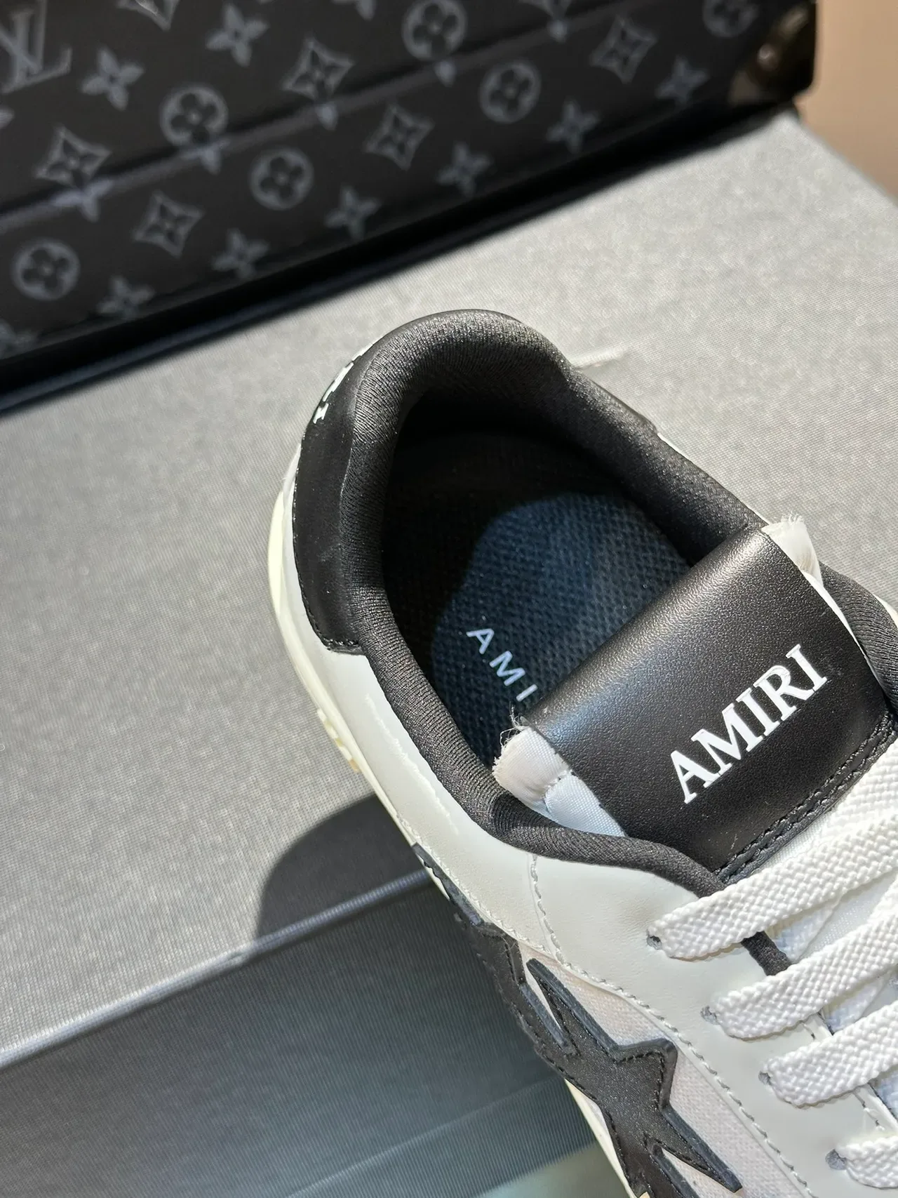 Amiri MA Court सफेद काला चमड़े के ऊपरी हिस्से स्टार अप्लिकेशन लाइफस्टाइल स्नीकर्स 2