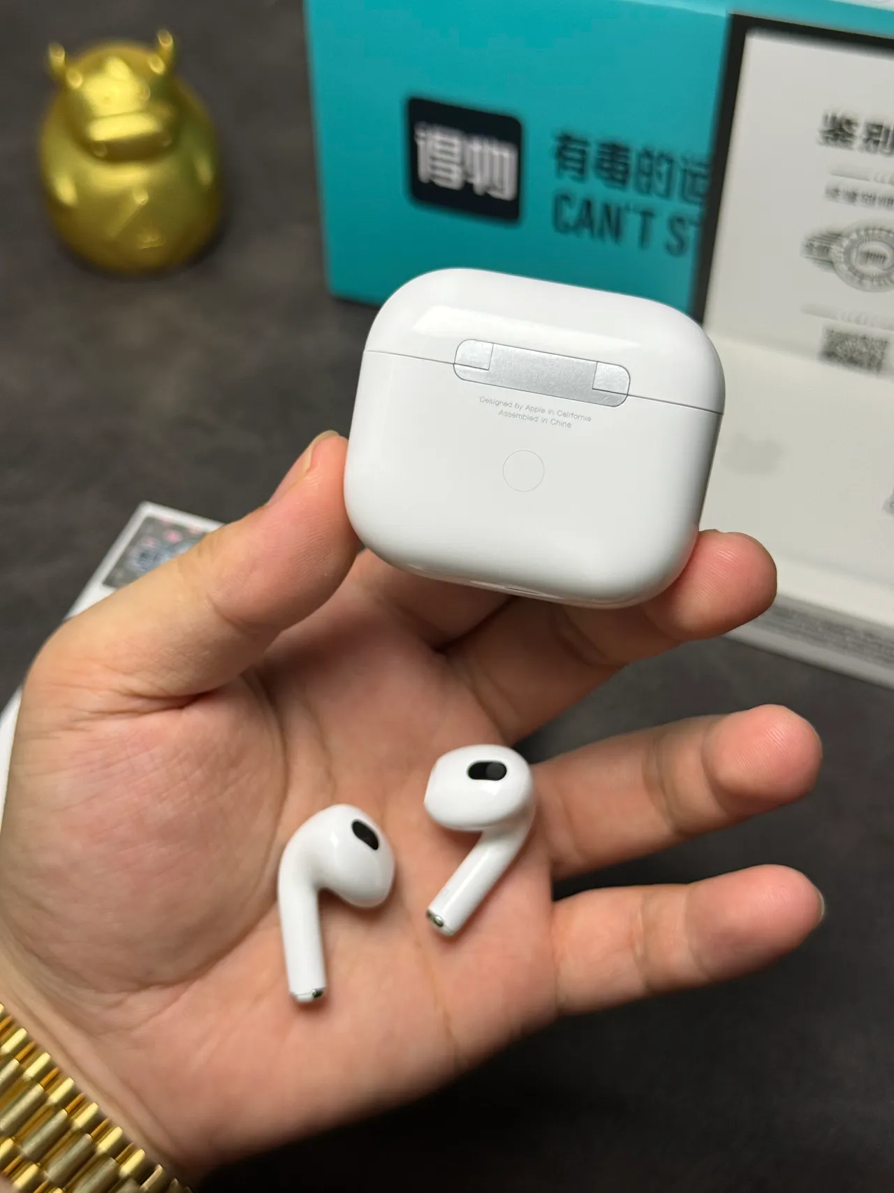Apple AirPods सफेद काला स्टेम-स्टाइल मैट फिनिश TWS ईयरबड्स 2