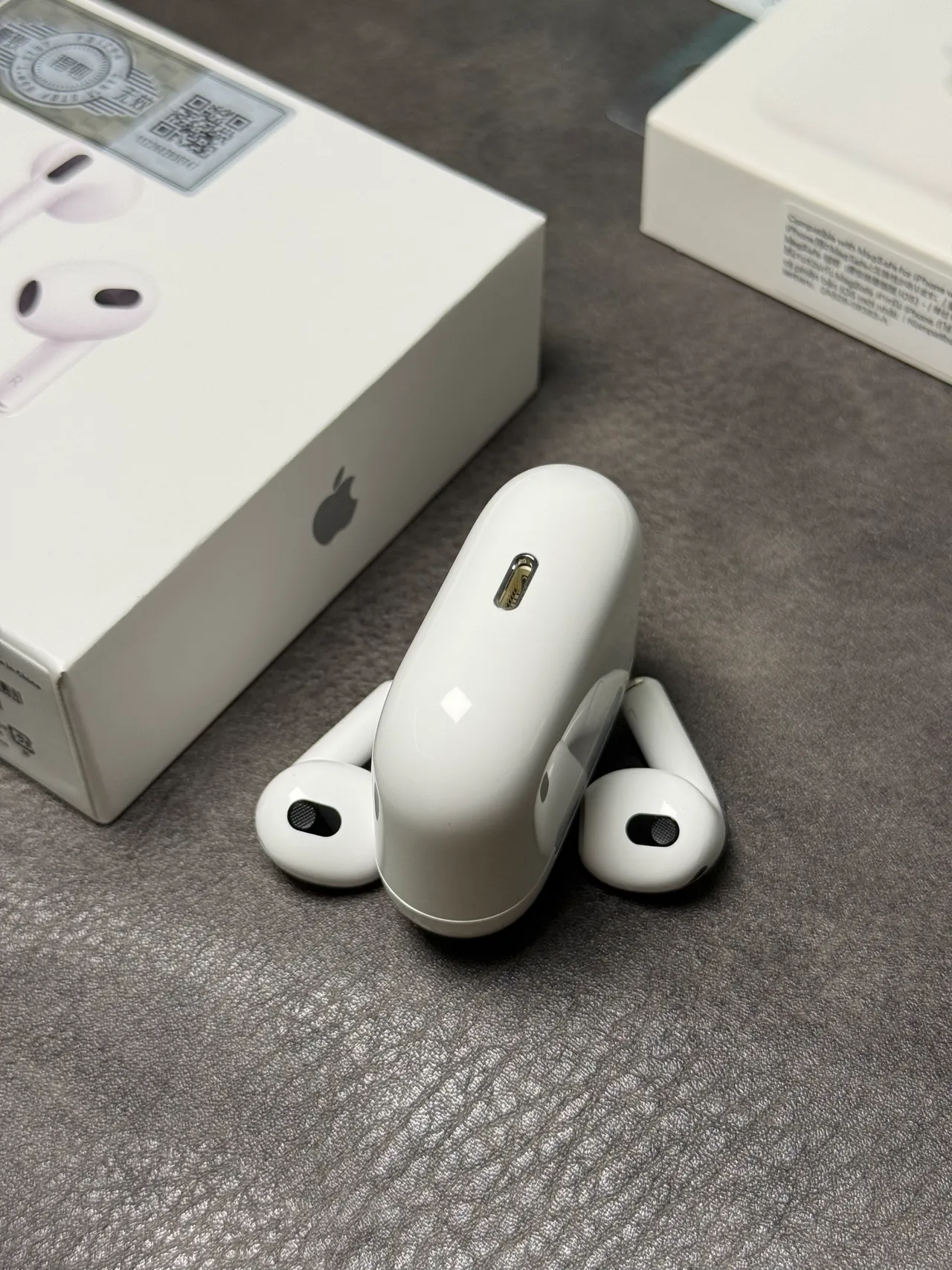 Apple AirPods सफेद काला स्टेम-स्टाइल मैट फिनिश TWS ईयरबड्स 3
