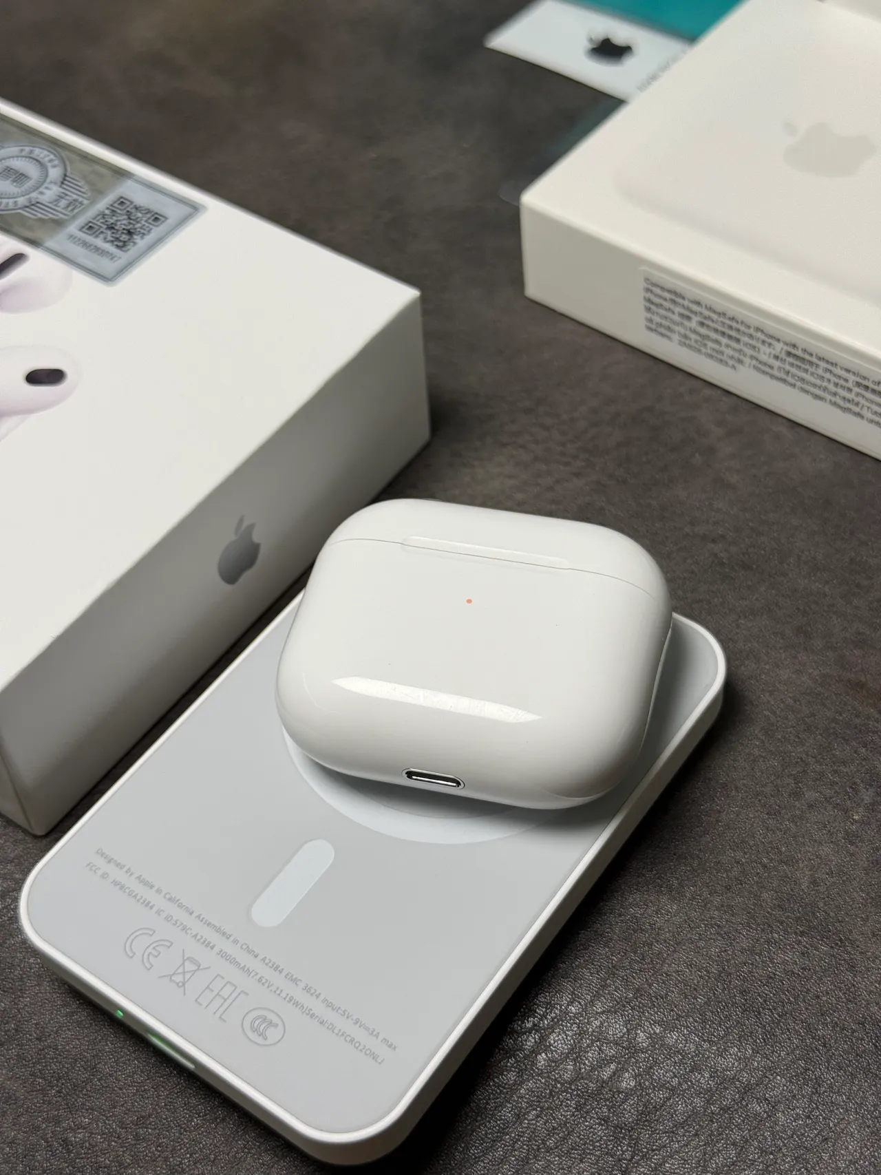 Apple AirPods सफेद काला स्टेम-स्टाइल मैट फिनिश TWS ईयरबड्स 4