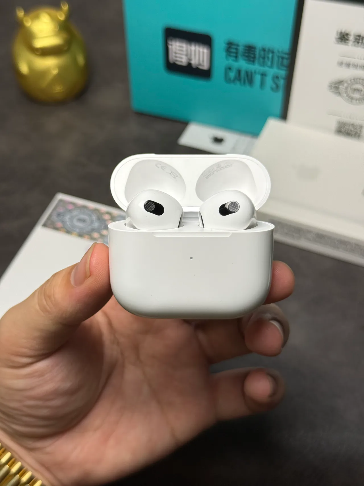 Apple AirPods सफेद काला स्टेम-स्टाइल मैट फिनिश TWS ईयरबड्स 9
