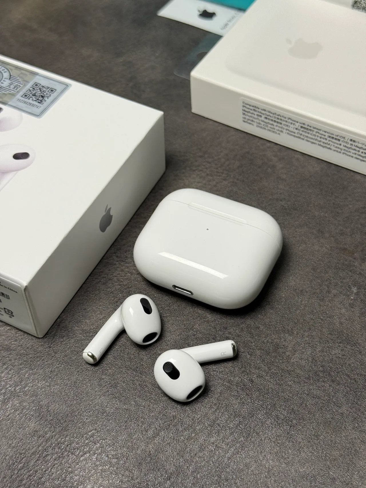 Apple AirPods सफेद काला स्टेम-स्टाइल मैट फिनिश TWS ईयरबड्स 10
