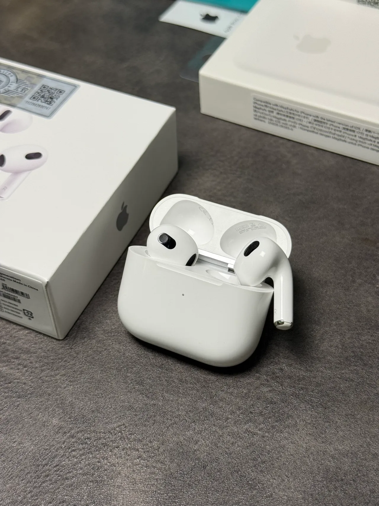 Apple AirPods सफेद काला स्टेम-स्टाइल मैट फिनिश TWS ईयरबड्स 11