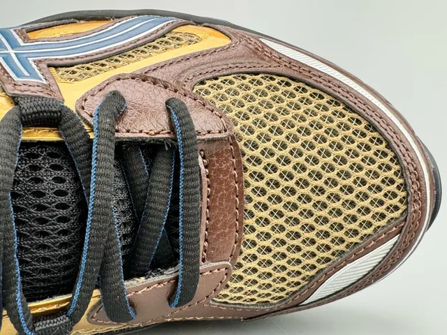 ASICS 棕金 层叠网面和合成鞋面 虎纹 Logo 跑鞋 3