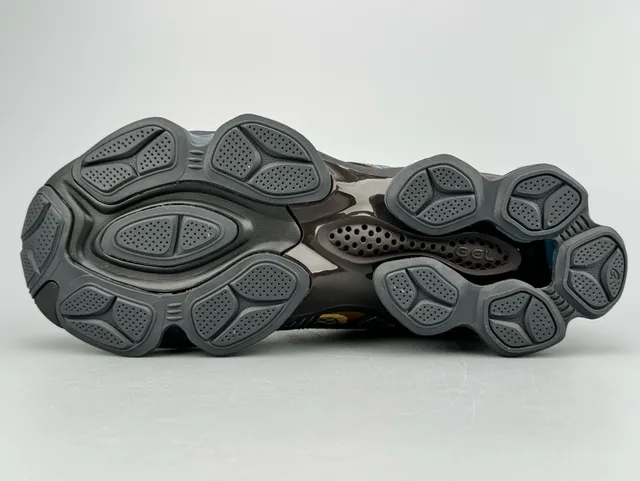 ASICS 棕金 层叠网面和合成鞋面 虎纹 Logo 跑鞋 5