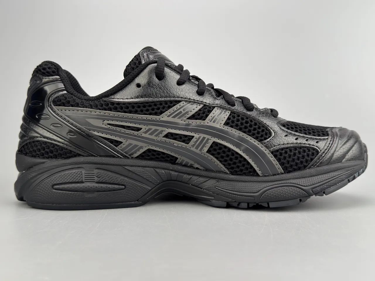 ASICS Gel-Kayano কালো মনোচ্রোম রানিং শু 10