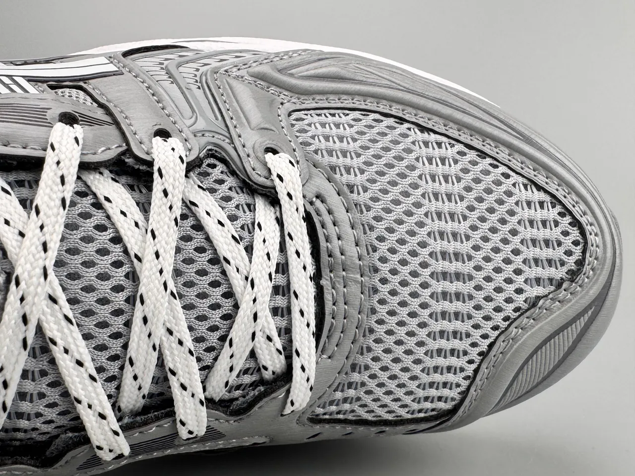 ASICS Gel-Kayano ধূসর এবং রৌপ্য দৌড়ের জুতা 2