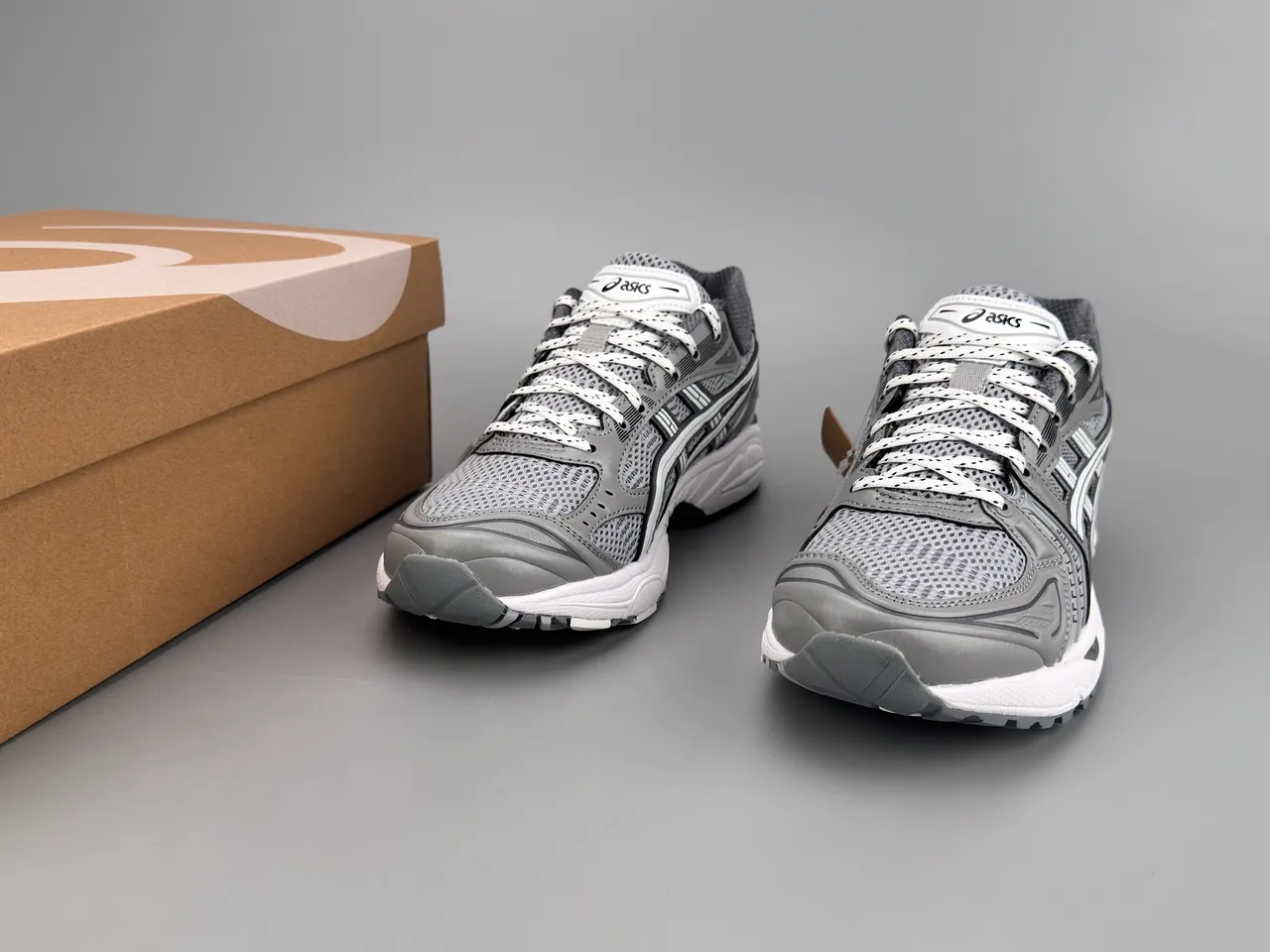 ASICS Gel-Kayano ধূসর এবং রৌপ্য দৌড়ের জুতা 3