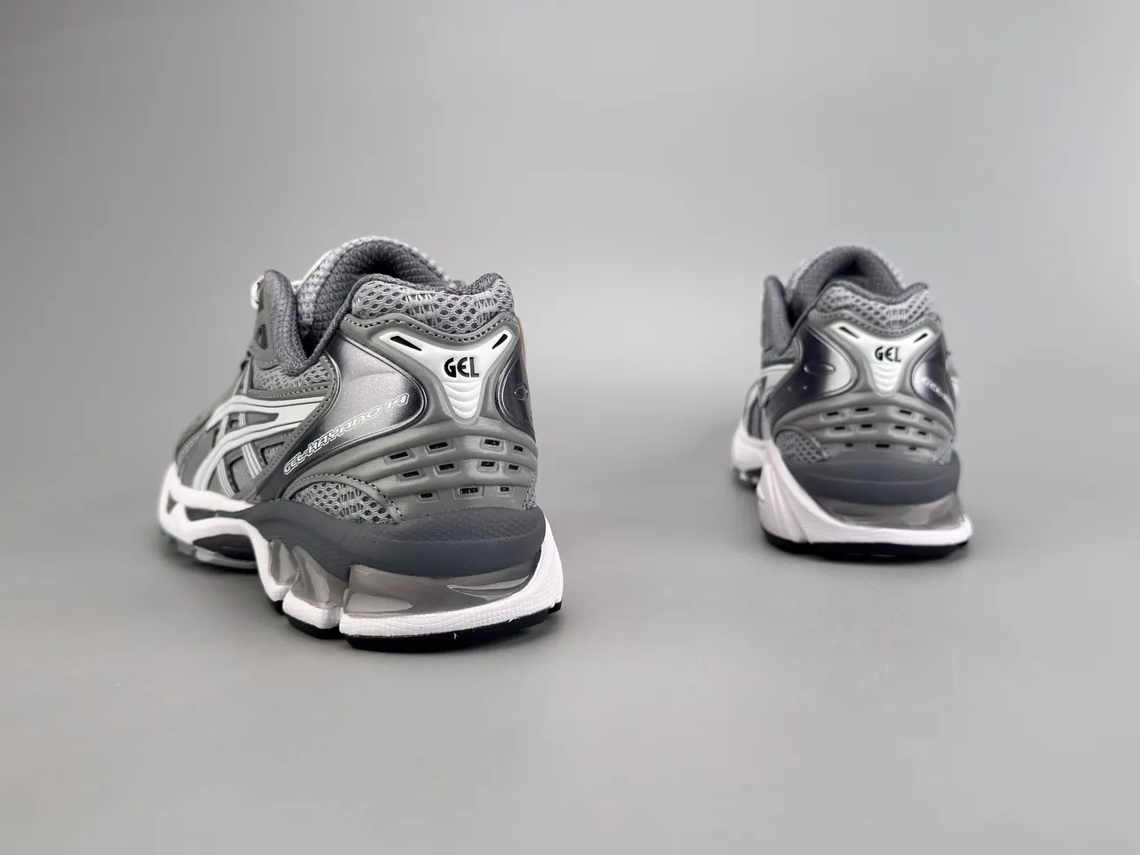 ASICS Gel-Kayano ধূসর এবং রৌপ্য দৌড়ের জুতা 6