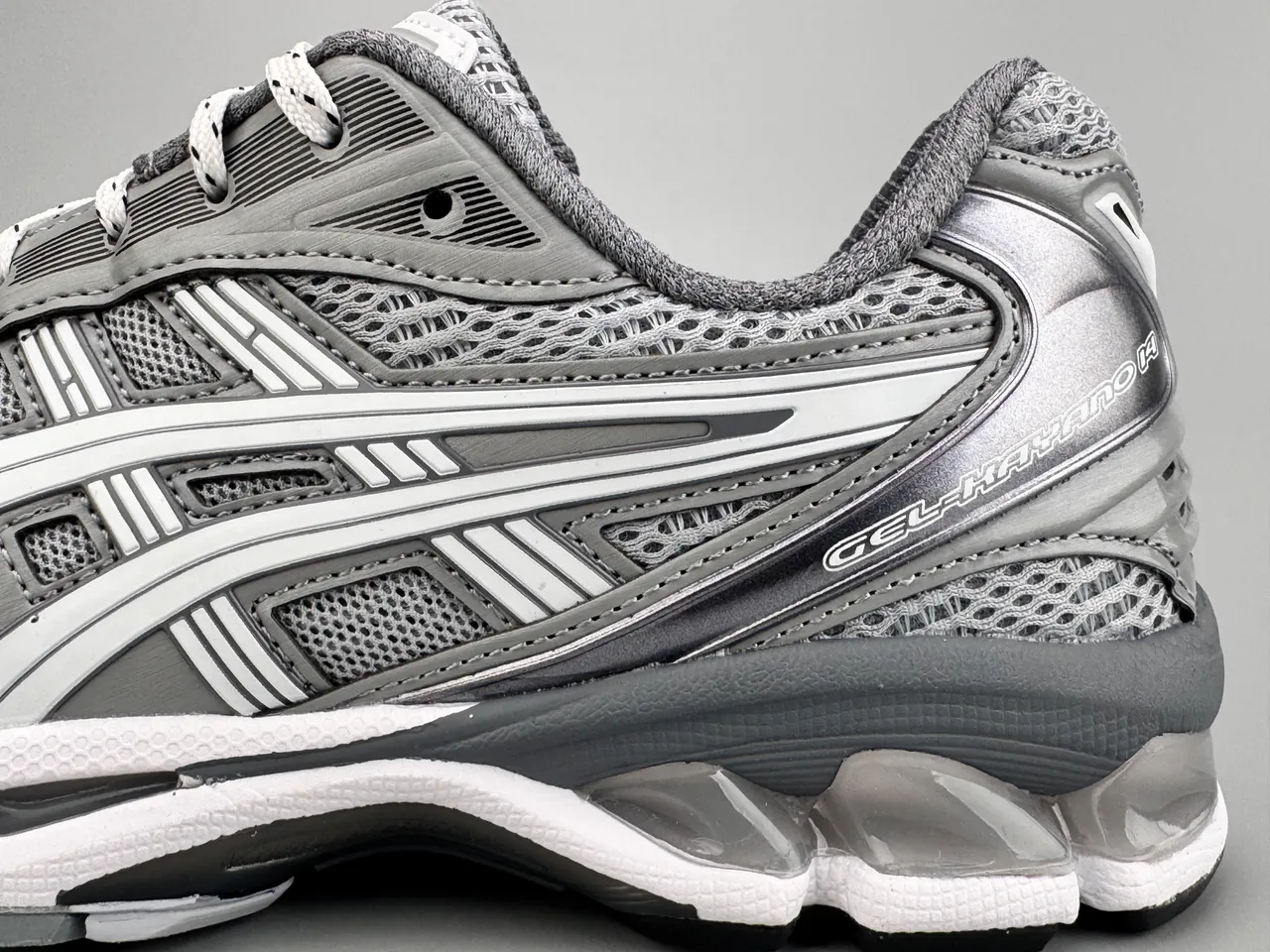 ASICS Gel-Kayano ধূসর এবং রৌপ্য দৌড়ের জুতা 7