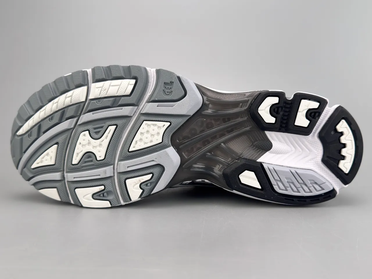 ASICS Gel-Kayano ধূসর এবং রৌপ্য দৌড়ের জুতা 8