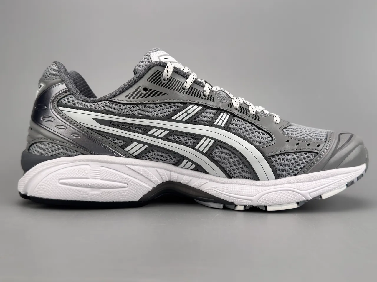 ASICS Gel-Kayano ধূসর এবং রৌপ্য দৌড়ের জুতা 10