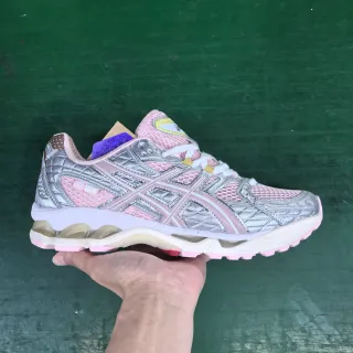 ASICS Gel-Kayano गुलाबी और चांदी धातु दौड़ने के जूते