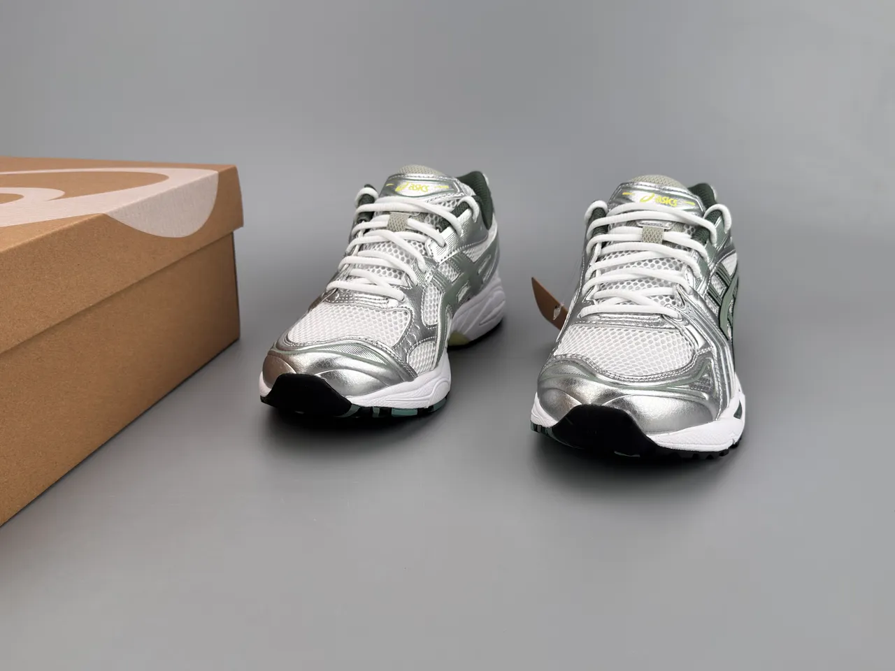 ASICS Gel-Kayano Chaussures de Running Argent et Vert Olive 3