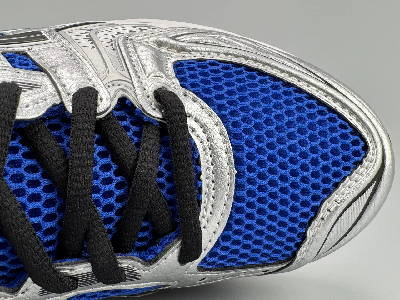 ASICS Gel-Kayano Silver and Royal Blue أحذية الجري 4