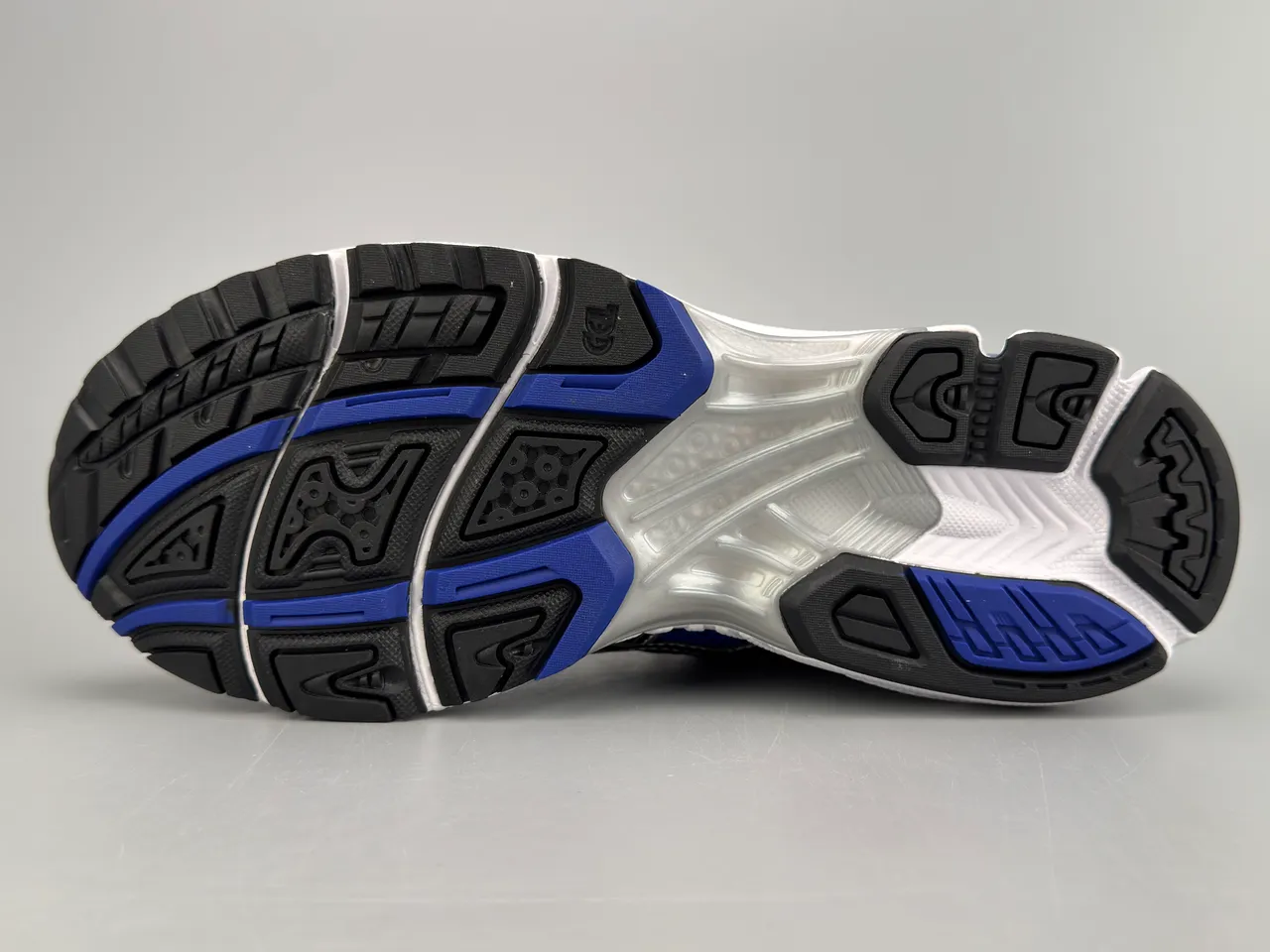 ASICS Gel-Kayano Silver and Royal Blue أحذية الجري 6