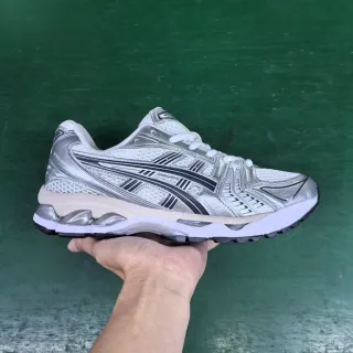 ASICS Gel-Kayano 银色金属和白色跑鞋