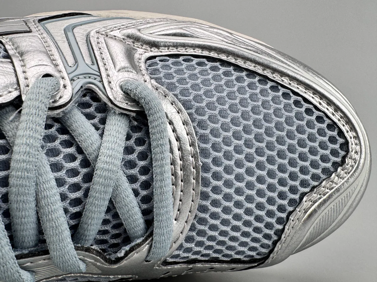 ASICS Gel-Kayano চাঁদি মেটালিক দৌড়ের জুতা 2