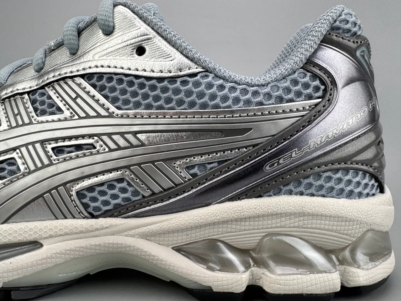 ASICS Gel-Kayano চাঁদি মেটালিক দৌড়ের জুতা 7
