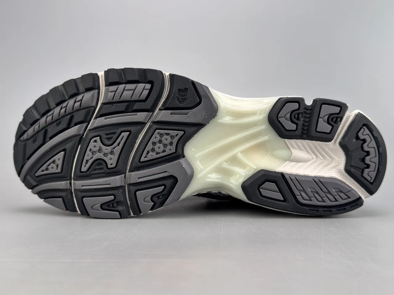 ASICS Gel-Kayano চাঁদি মেটালিক দৌড়ের জুতা 8