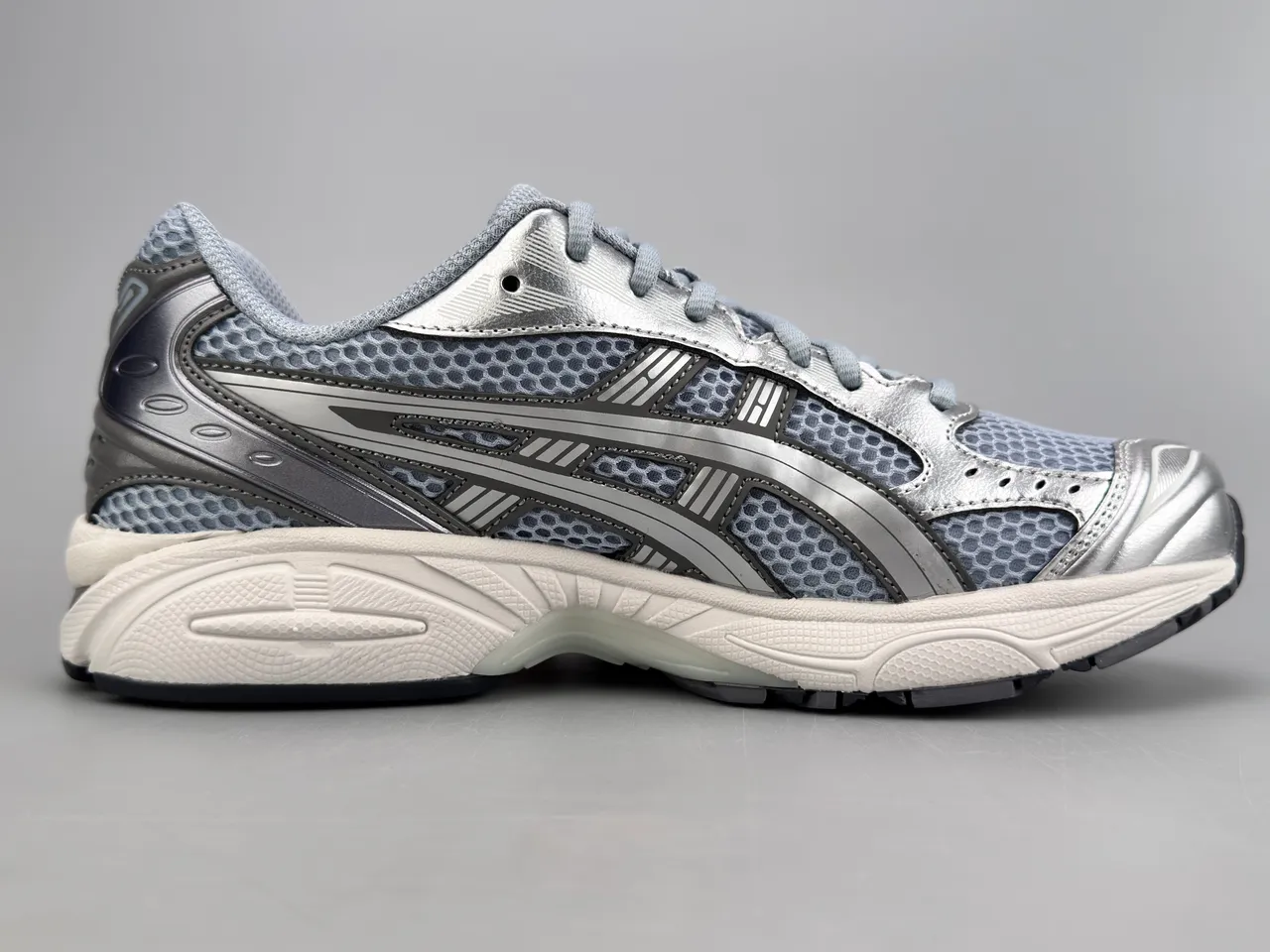 ASICS Gel-Kayano চাঁদি মেটালিক দৌড়ের জুতা 10