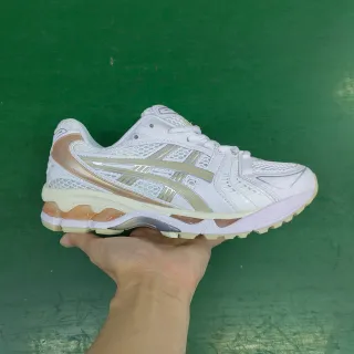 ASICS Gel-Kayano 白色和金属金色跑鞋