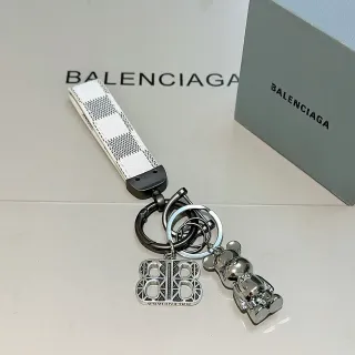 Chaveiro Balenciaga BB Branco e Prata Padrão Xadrez Cinto de Couro Pingentes de Metal Pulseira
