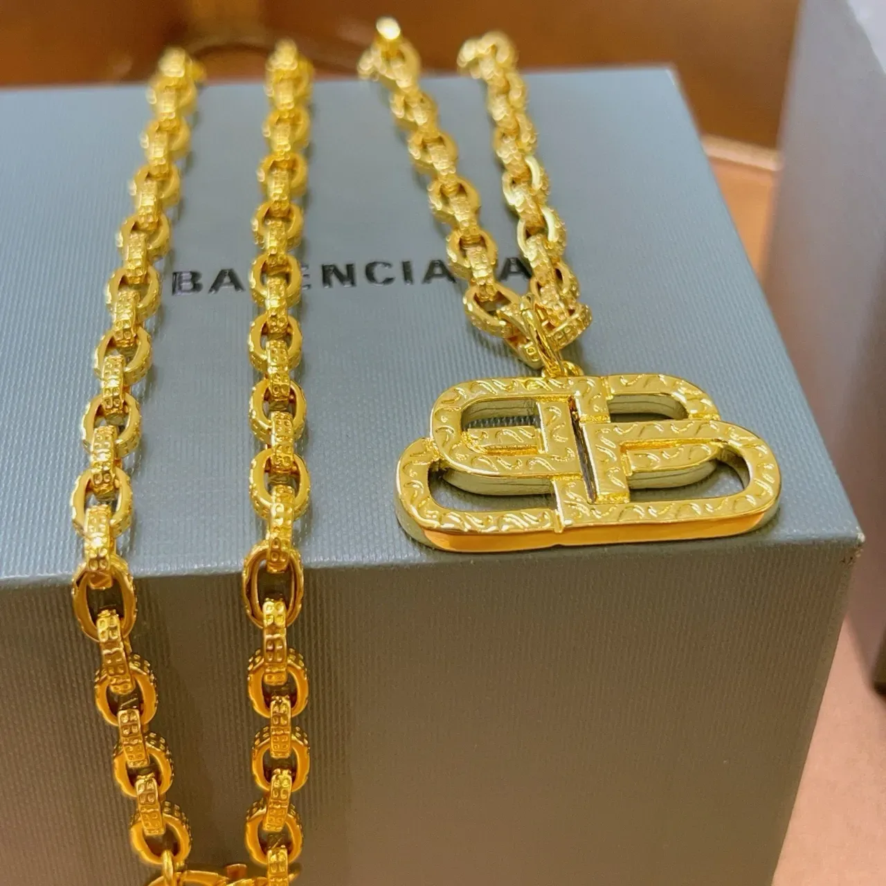 Balenciaga BB Logo Colar Corrente Texturizada Dourada 3