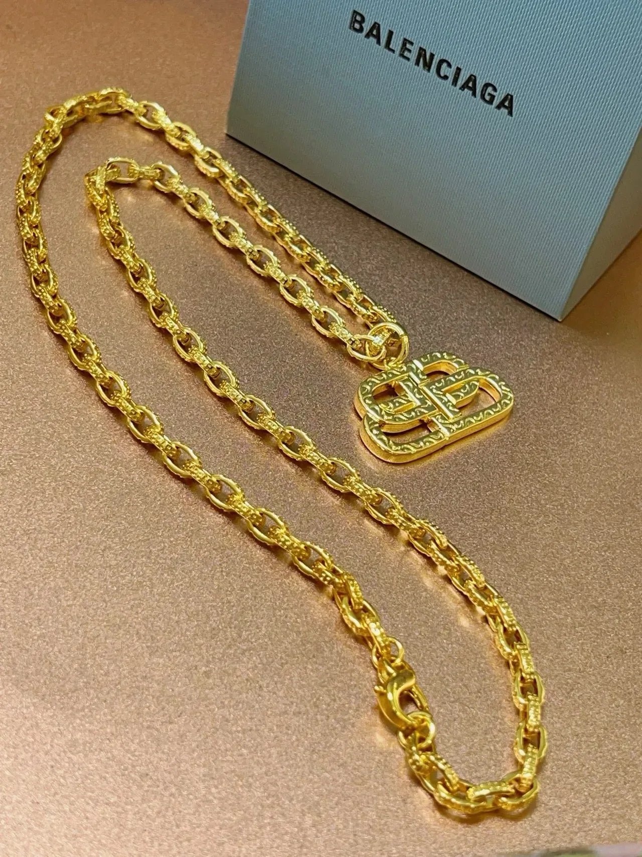 Balenciaga BB Logo Colar Corrente Texturizada Dourada 6