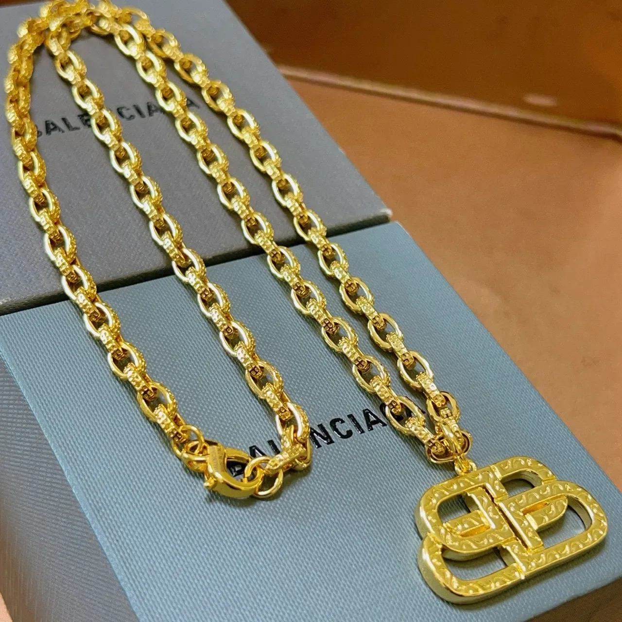Balenciaga BB Logo Colar Corrente Texturizada Dourada 8