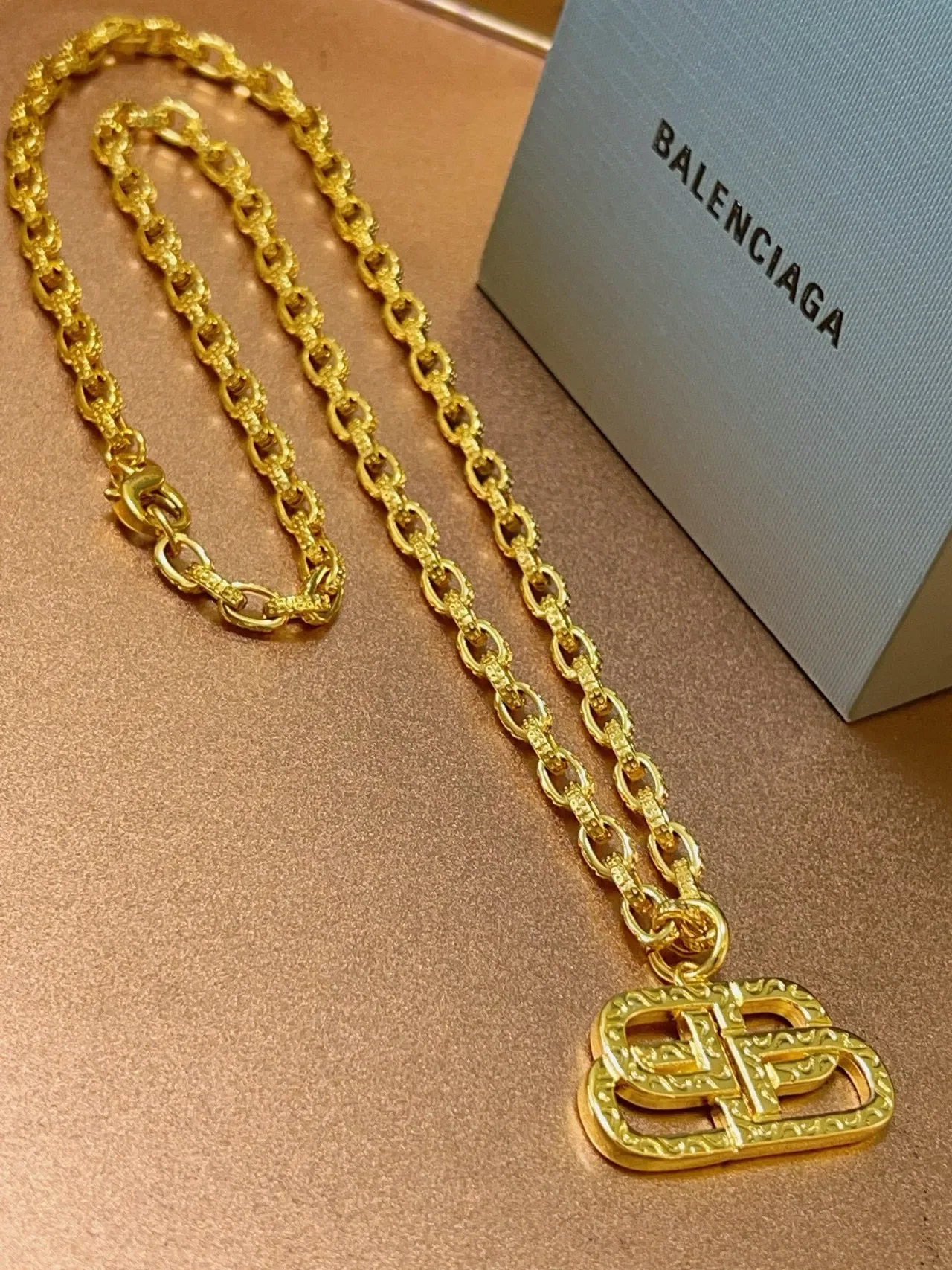 Balenciaga BB Logo Colar Corrente Texturizada Dourada 9