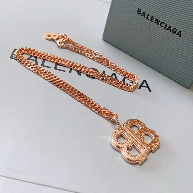 قلادة بالنسقاجا BB Monogram كيرب لينك لون ذهبي وردي 3