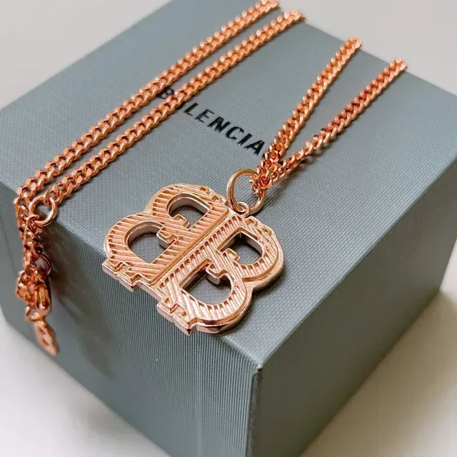 قلادة بالنسقاجا BB Monogram كيرب لينك لون ذهبي وردي 5