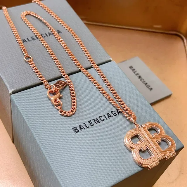 قلادة بالنسقاجا BB Monogram كيرب لينك لون ذهبي وردي 6